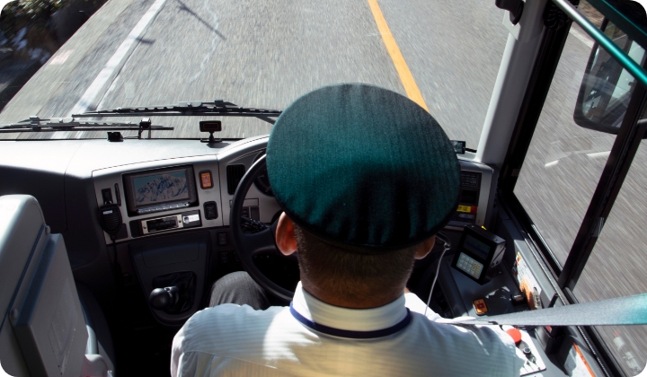 運転中のバス運転士